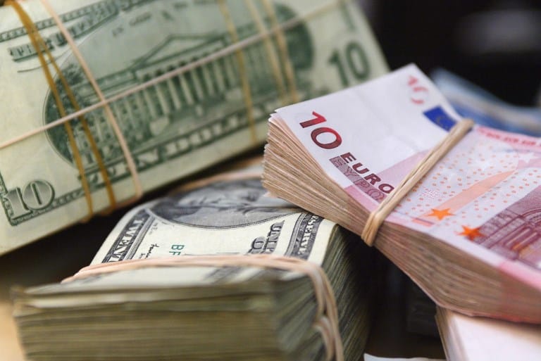 Change : le dollar franchit la barre des 137 dinars algériens