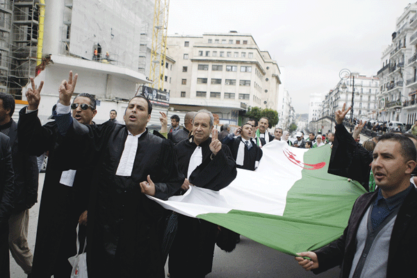 Les avocats dénoncent les atteintes aux libertés et annoncent une marche nationale
