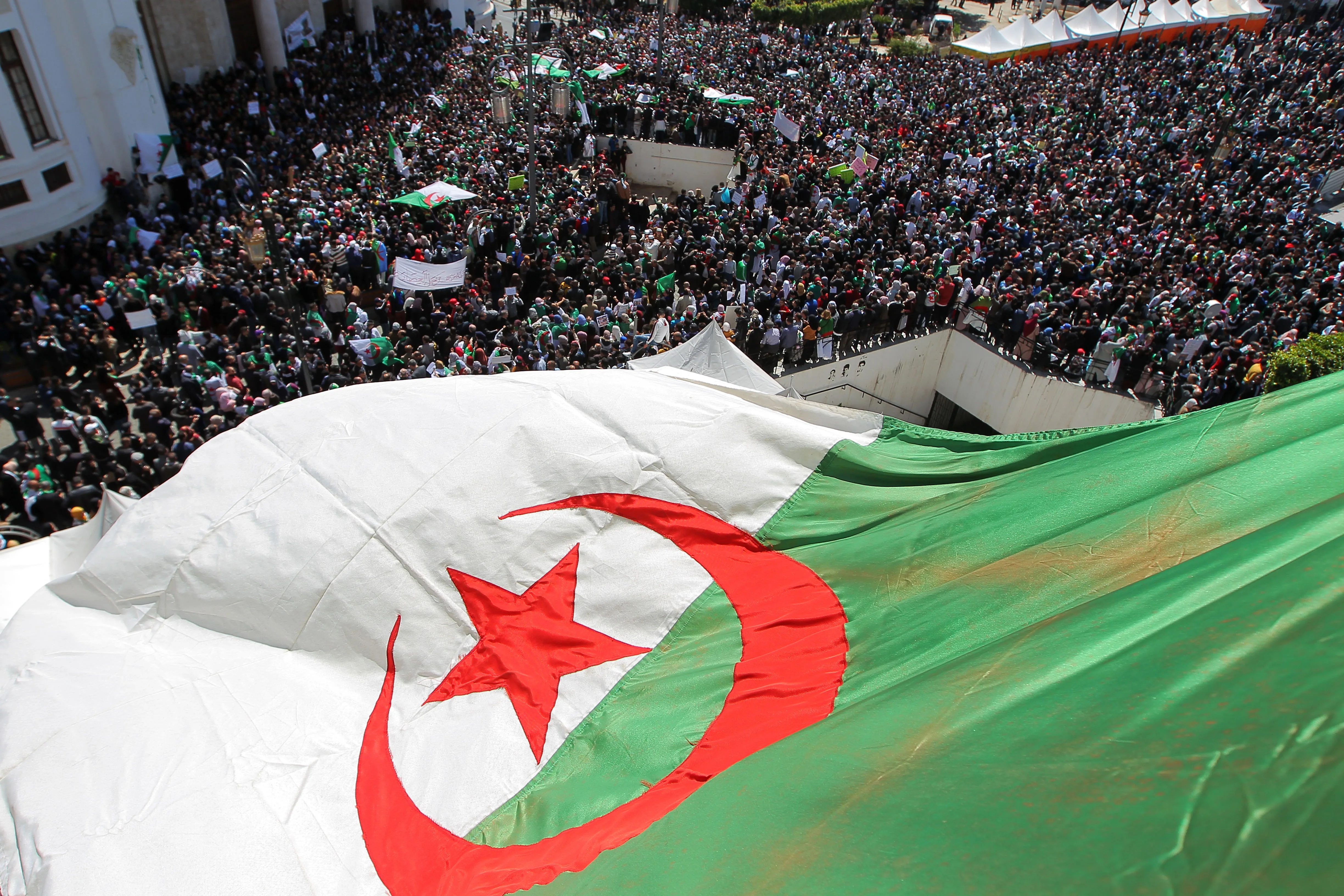 La société civile face à une responsabilité historique