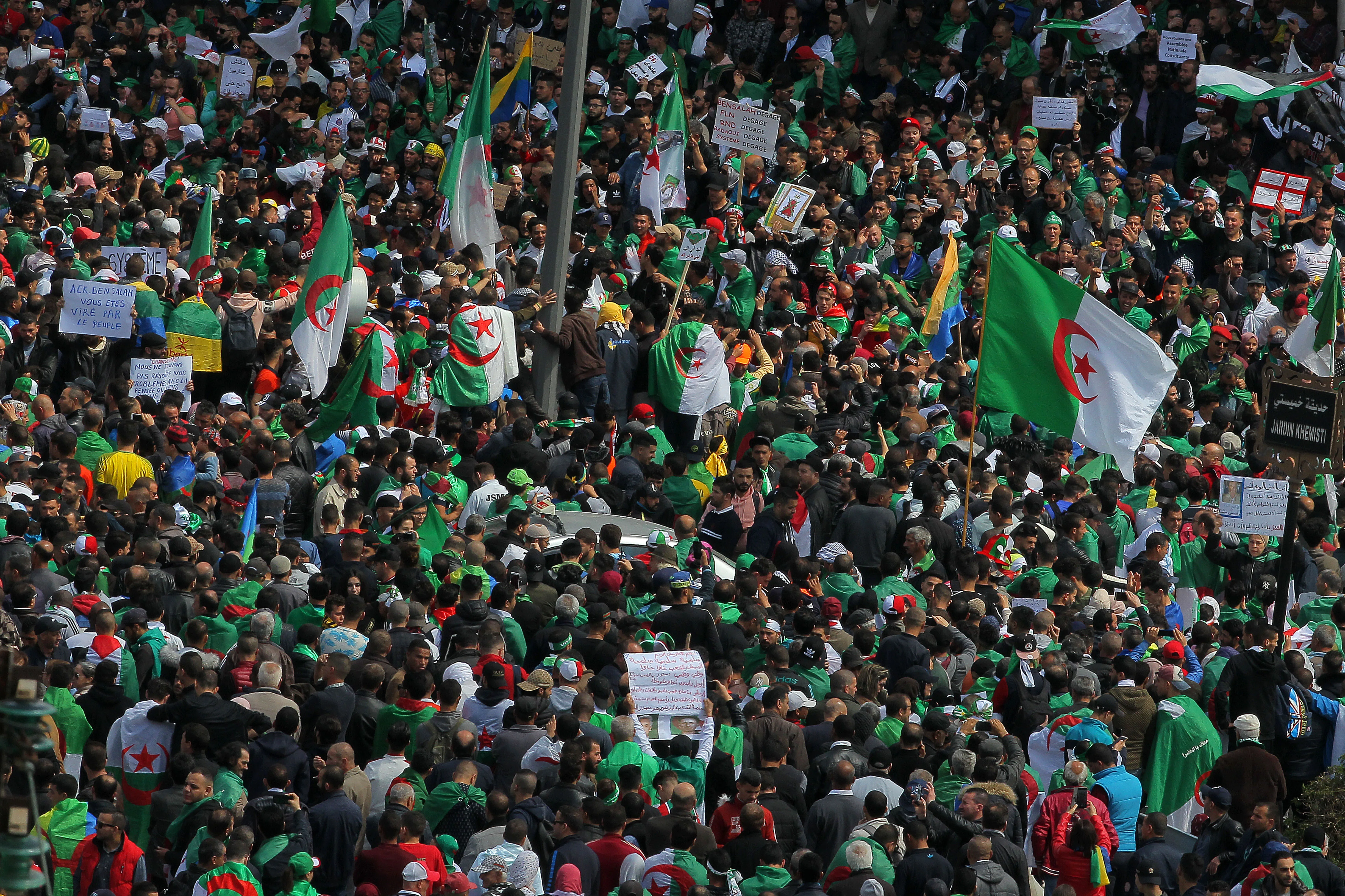 19e vendredi : les Algériens maintiennent la mobilisation