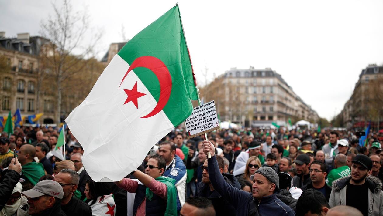 Mouvement populaire : des milliers d’Algériens marchent à Paris
