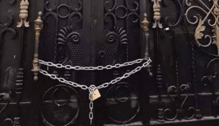 À Bejaia, les étudiants cadenassent symboliquement le portail du tribunal