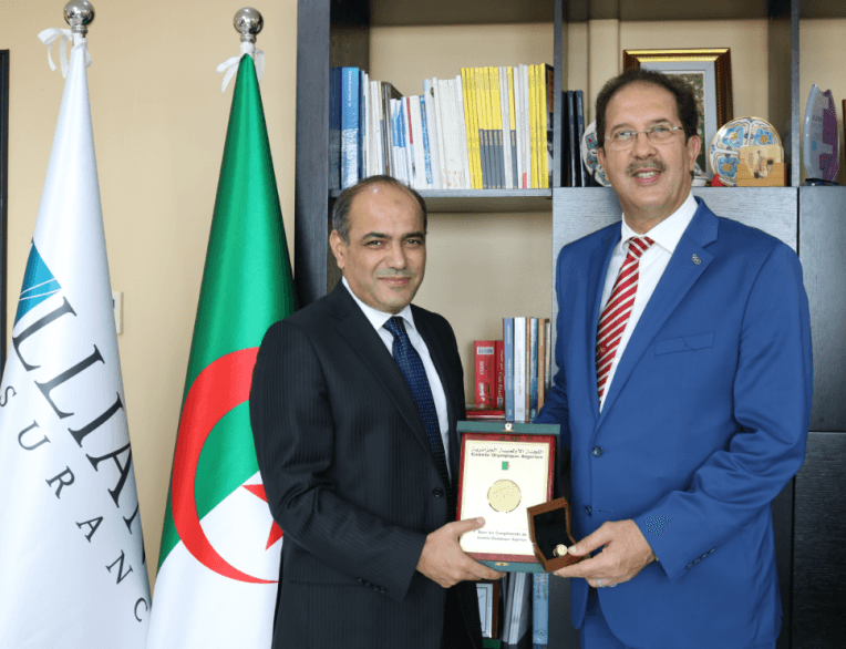 Le président du COSA, M. Mustapha Berraf offre un trophée de gratitude au PDG d’Alliance Assurances M. Hassen Khelifati