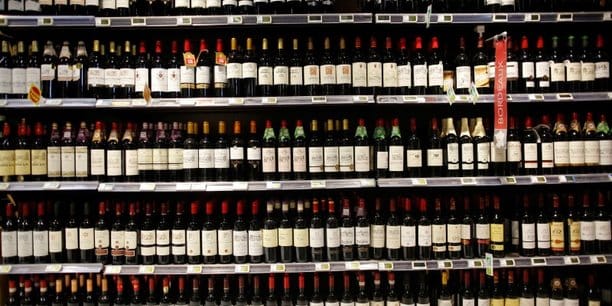 Trump dénonce « la stupidité » d’Emmanuel Macron et menace le vin français