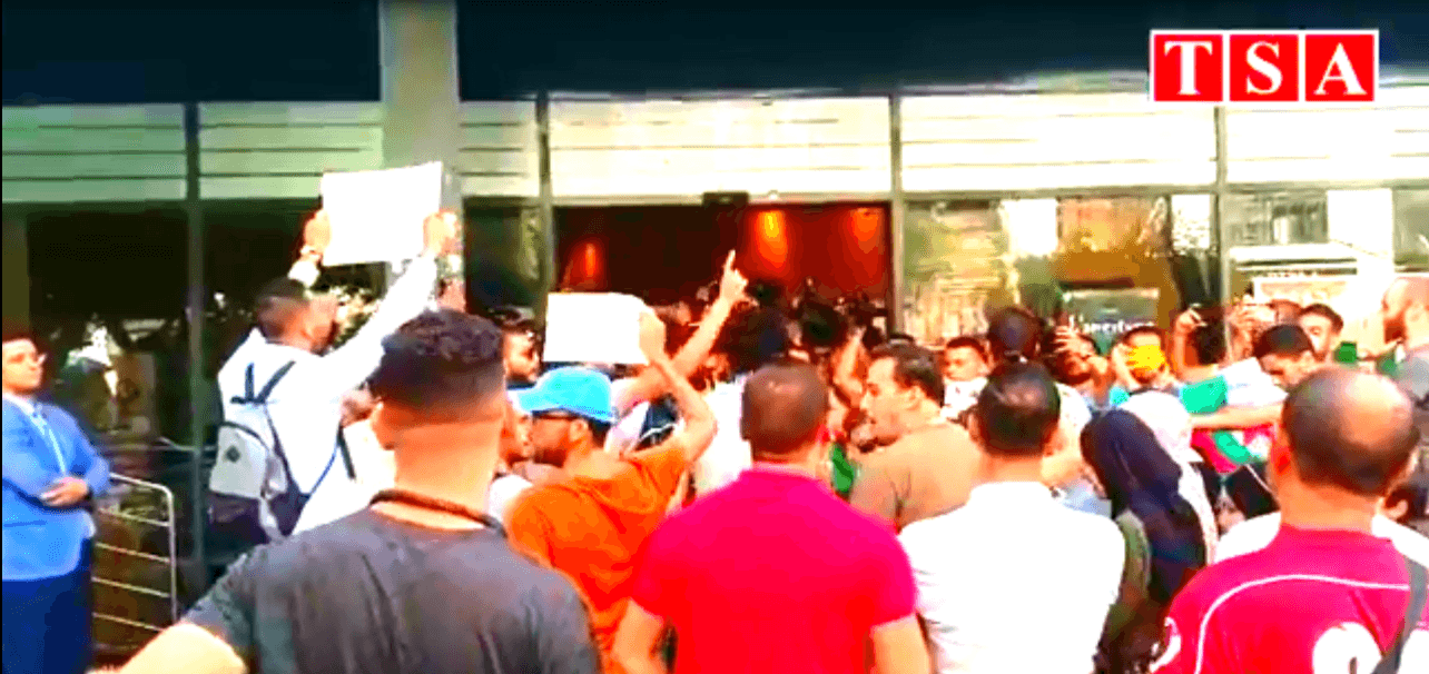 VIDÉO. Des étudiants manifestent au siège de l’Instance de dialogue
