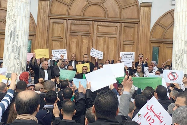 Dix ans requis contre un manifestant : le procureur manifestait contre le système au début du Hirak