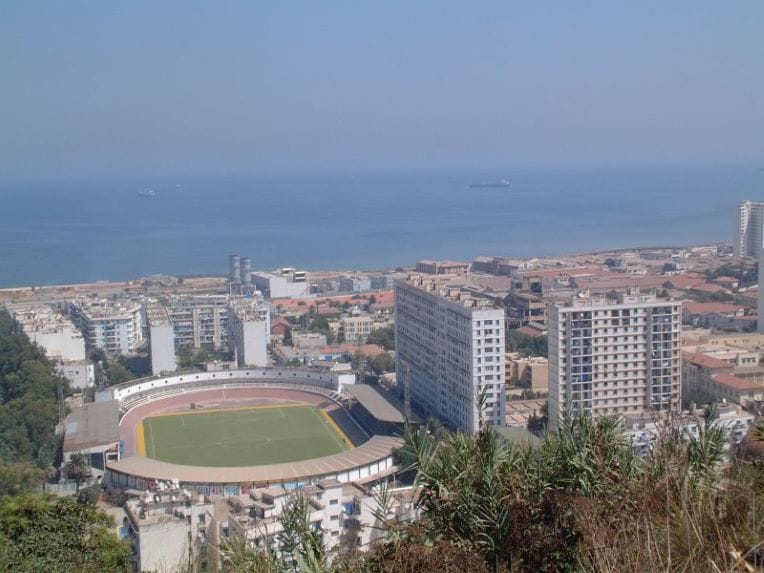 Alger : un enfant mortellement écrasé par une porte métallique du stade du 20-Août