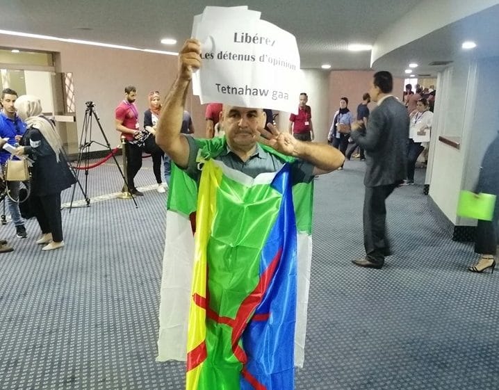 L’image du jour : un député proteste à l’intérieur de l’APN enveloppé d’un emblème amazigh