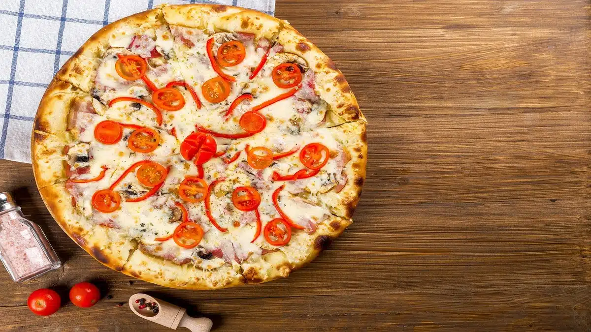 « Frichka », une pizza mi-cuite 100% algérienne : on a visité l’usine