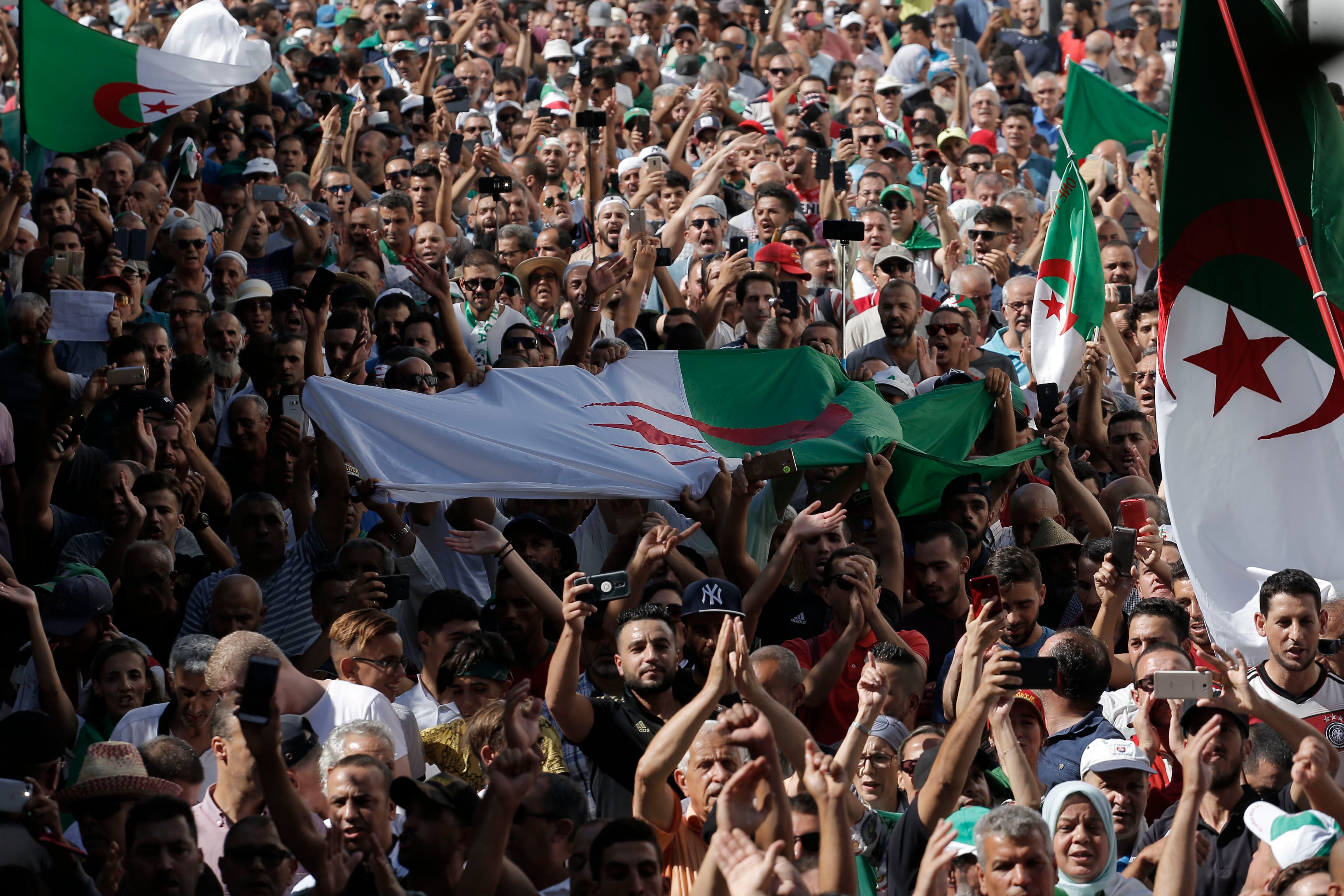 Les organisateurs de la « conférence unitaire » du Hirak condamnent son interdiction