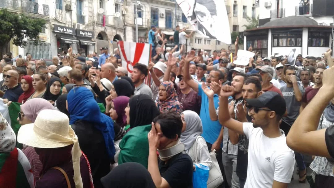 Les étudiants manifestent pour le 34e mardi, forte mobilisation à Alger