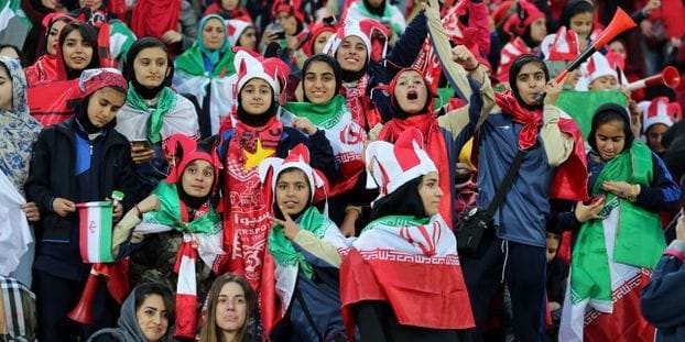 VIDÉO. Iran : les femmes autorisées à se rendre dans un stade de foot