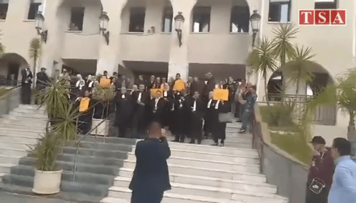 VIDÉO. Les magistrats, en grève, observent un rassemblement devant le tribunal de Tizi Ouzou