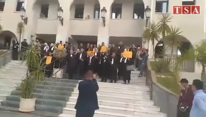 VIDÉO. Les magistrats, en grève, observent un rassemblement devant le tribunal de Tizi Ouzou