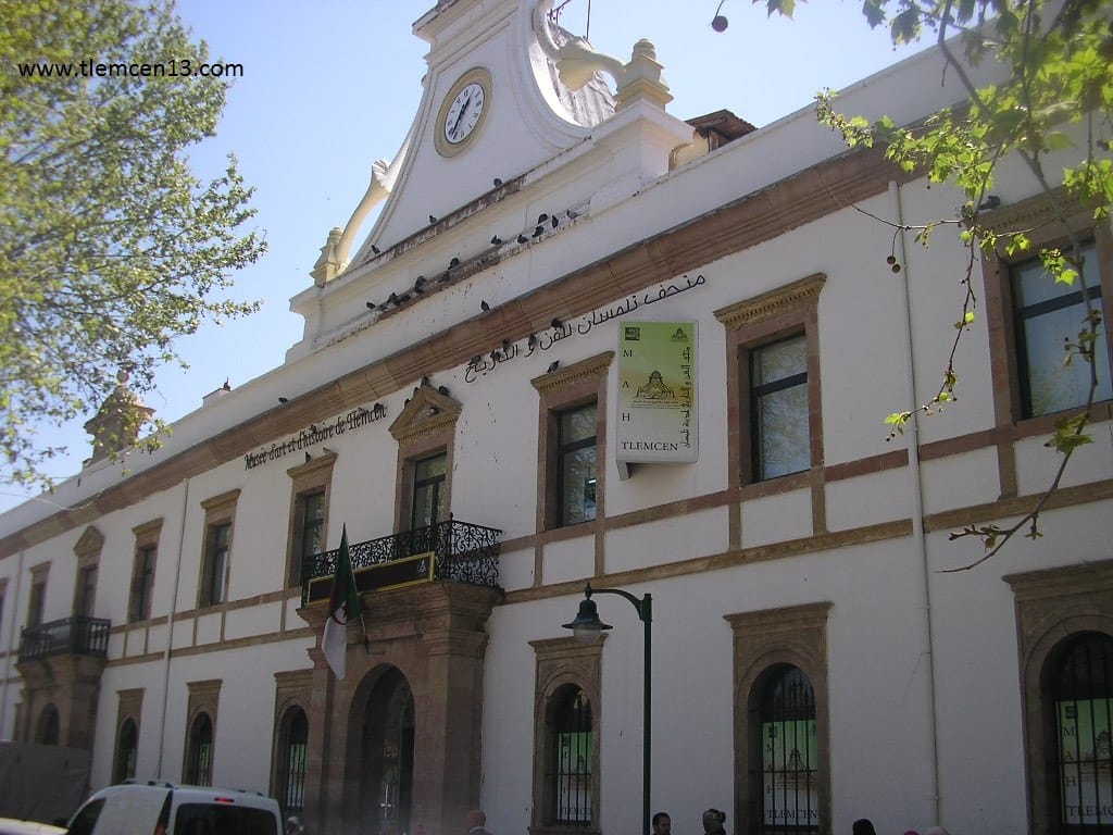 Tlemcen : des opposants à la présidentielle manifestent à l’intérieur de la mairie