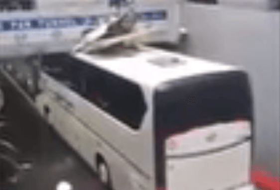 VIDÉO. Un bus coincé sous une trémie à Alger