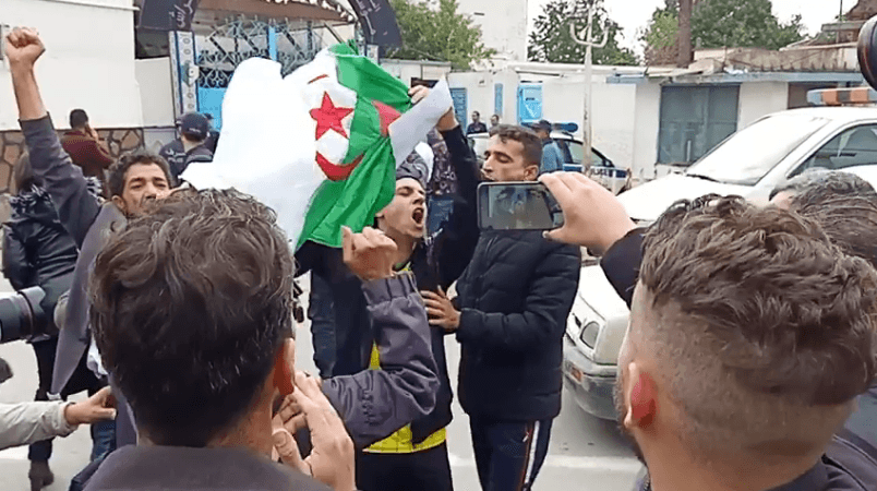 VIDÉO. La joie des détenus du drapeau amazigh à leur sortie de la prison d’El Harrach