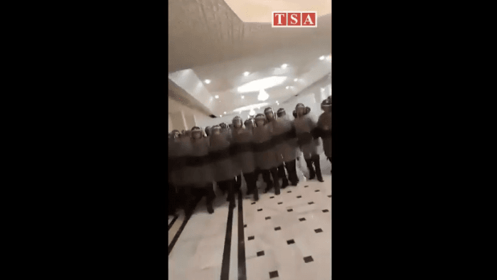 VIDÉO. Des gendarmes antiémeute interviennent contre des magistrats à la Cour d’Oran