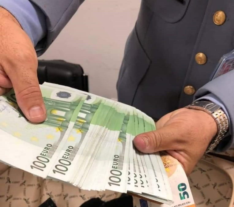 Aéroport d’Alger : une importante somme en devises saisie sur un passager