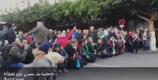 VIDÉO – Alger : des manifestantes en première ligne face aux policiers
