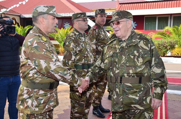 VIDÉO. Gaid Salah supervise des manœuvres militaires à Oran