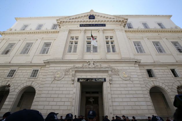 Procès de Karim Tabbou : imposant rassemblement de soutien devant le tribunal de Sidi M’hamed