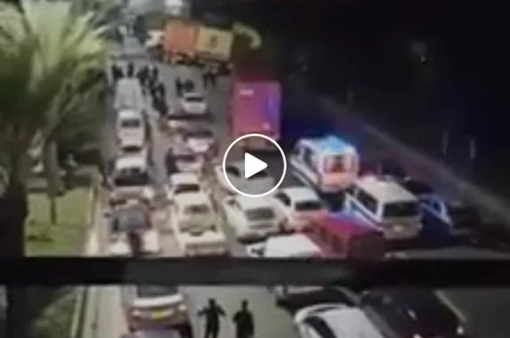 VIDÉO. Accident à Alger entre trois camions porte-conteneurs
