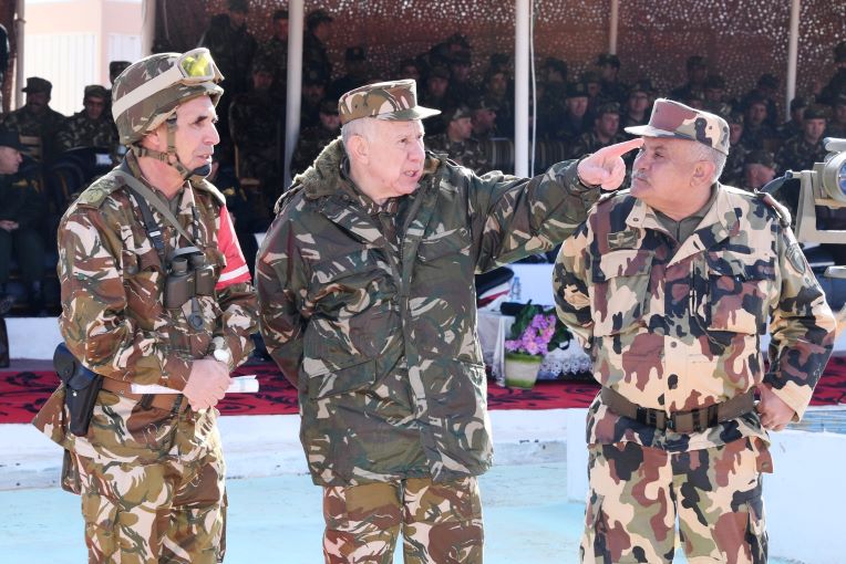 L’ANP mène un exercice militaire près de la frontière avec la Libye