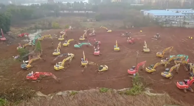 VIDÉO – Coronavirus : la Chine construit un hôpital en dix jours