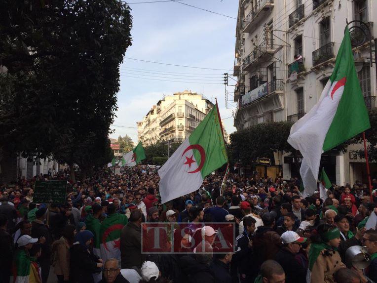 Feuille de route du pouvoir, déchéance de nationalité : le Hirak répond à sa manière