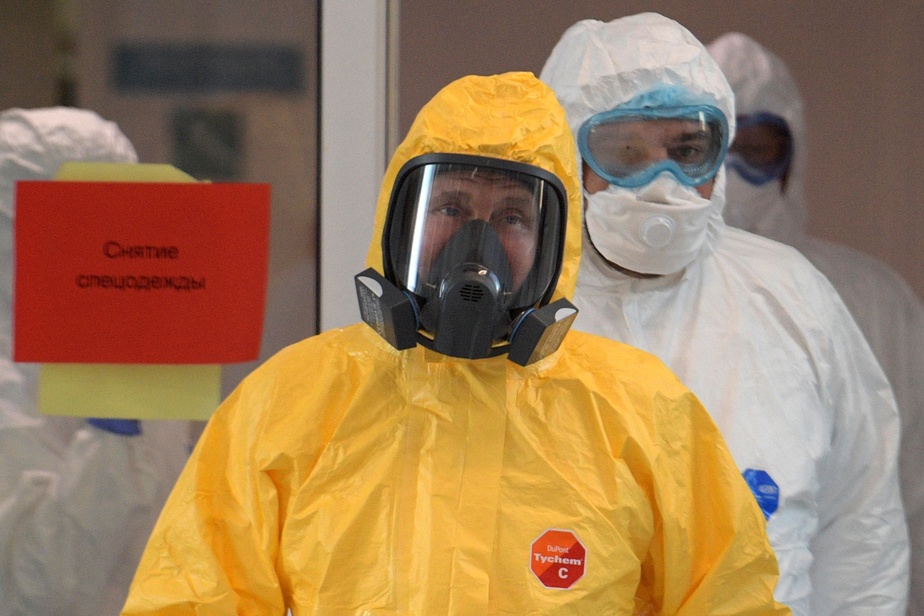 VIDÉO. En combinaison, Poutine visite un hôpital pour malades du coronavirus