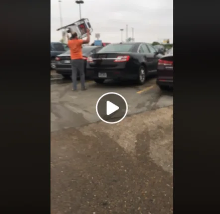 VIDÉO. Elle abandonne son chariot, il le balance sur la vitre de sa voiture