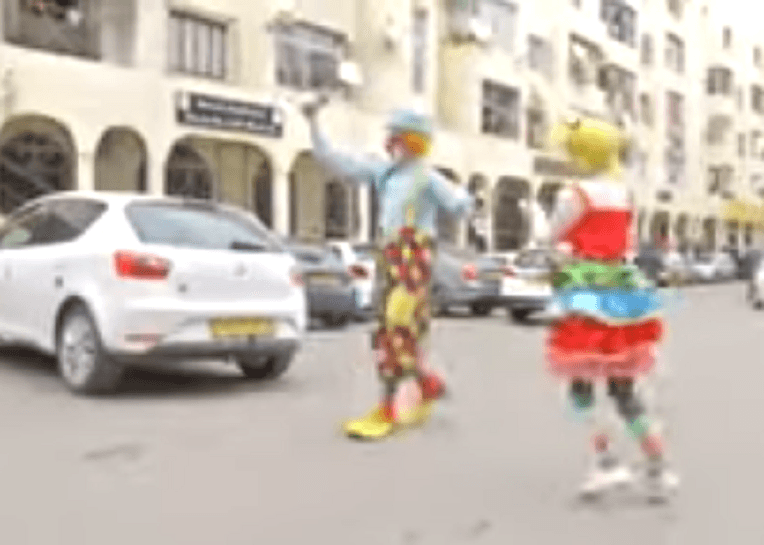 VIDÉO. Alger : des clowns pour distraire les habitants confinés
