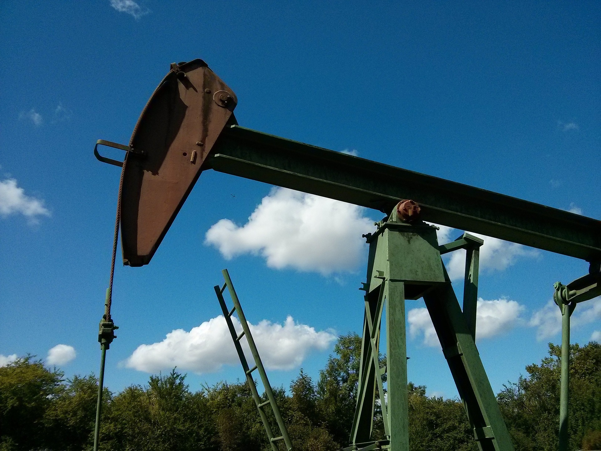 Pétrole : le Brent entame la semaine en hausse