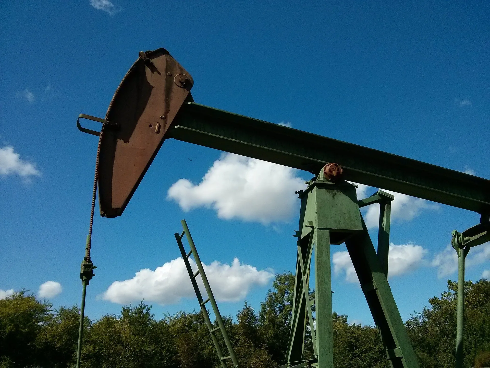 Pétrole : le Brent entame la semaine en hausse