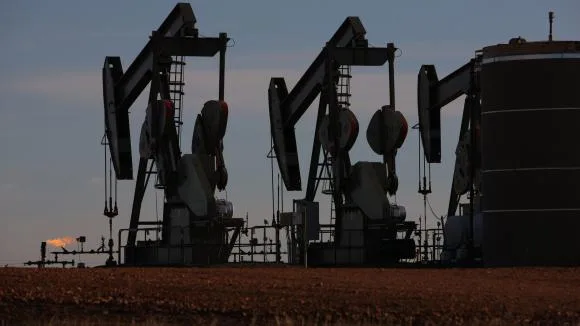 Le pétrole américain termine de nouveau en baisse, le Brent repasse au-dessus de 20 dollars