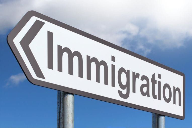 Titres de séjour, immigration de travail : la France appelée à « moderniser » sa politique migratoire