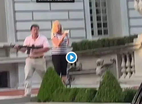 VIDÉO – USA : un couple de blancs pointent leurs armes sur des manifestants pacifiques