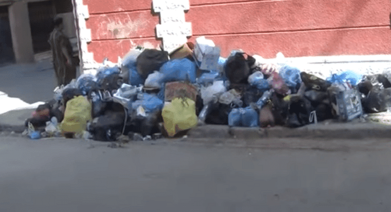 VIDÉO. Oran croule sous les ordures ménagères