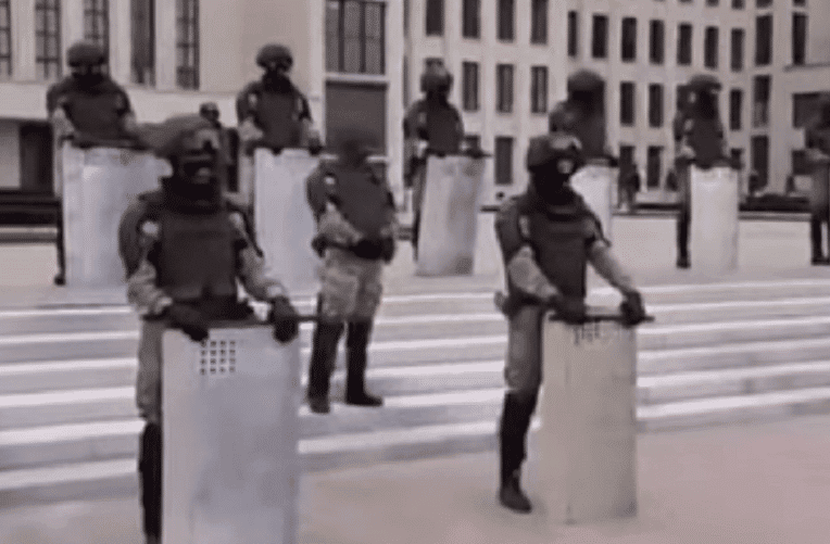 VIDÉO. Biélorussie : des manifestants anti-régime saluent les forces de l’ordre