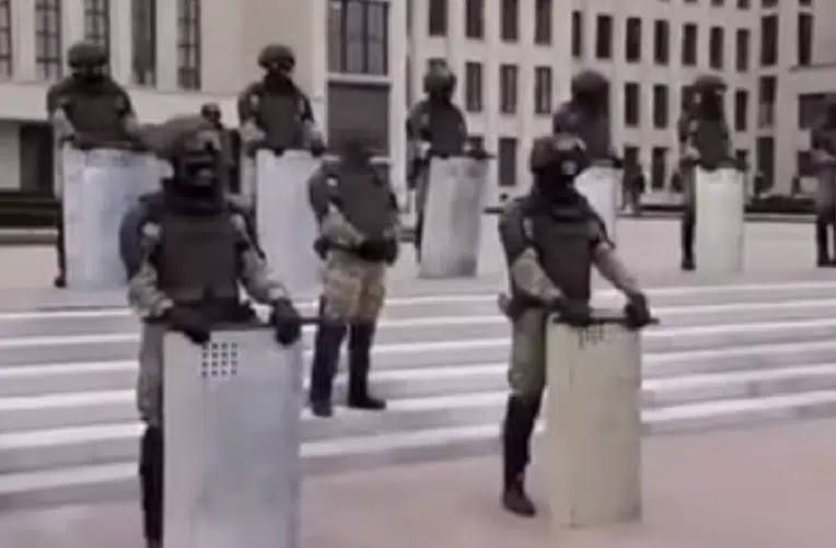 VIDÉO. Biélorussie : des manifestants anti-régime saluent les forces de l’ordre