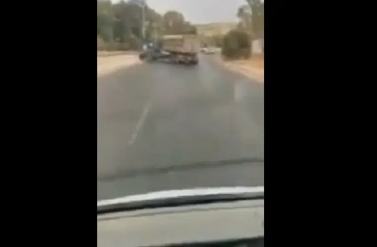 VIDÉO. Un automobiliste filme un camion qui dérape sur l&rsquo;autoroute près d’Alger