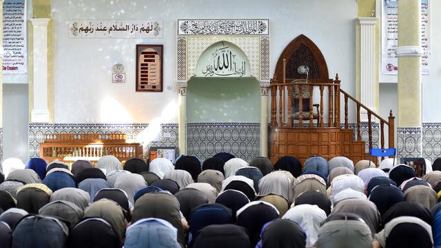 Gestion du Covid-19 : un imam suspendu de prêche pour ses critiques