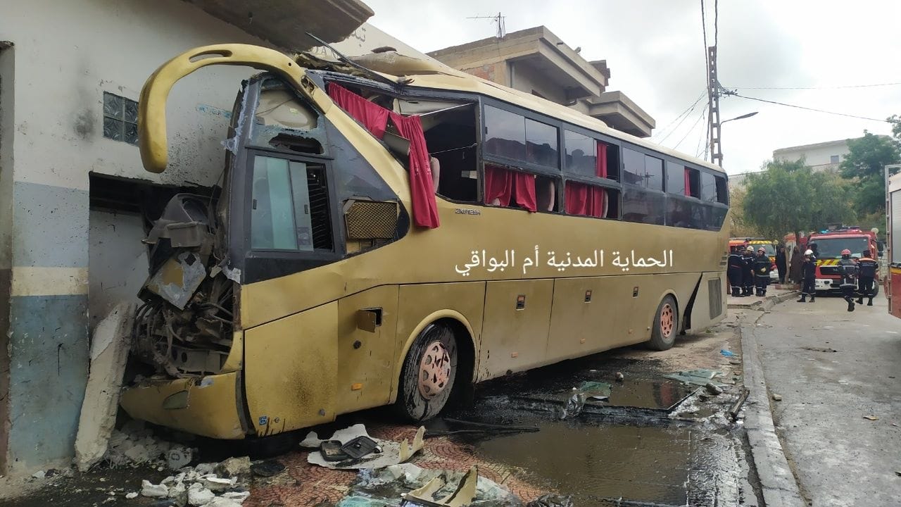 VIDÉO. Un bus dérape et s’encastre dans une maison : 16 blessés