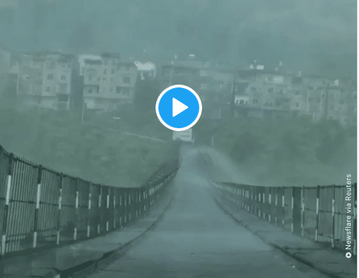 VIDÉO – Un pont incroyablement malmené par des vents forts