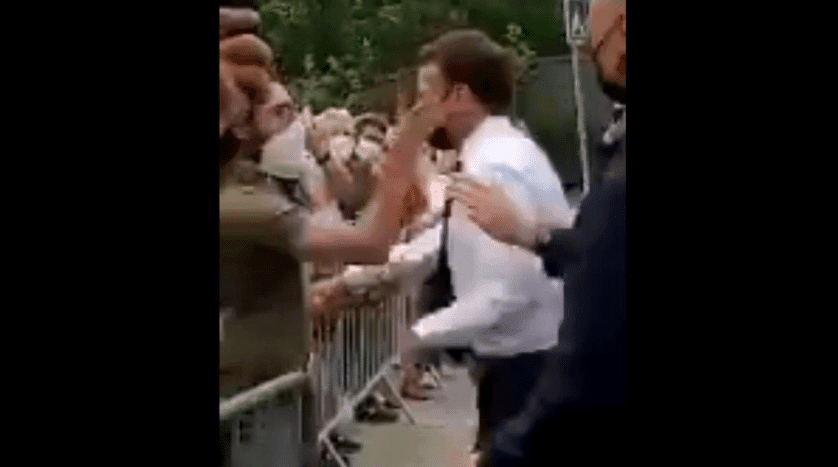 VIDÉO – France : Macron giflé par un citoyen