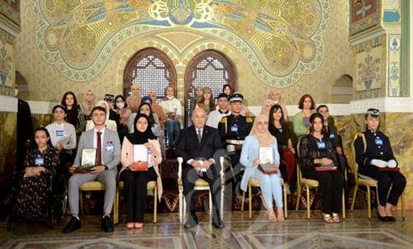 Tebboune remet des médailles aux trois lauréats du Bac 2021