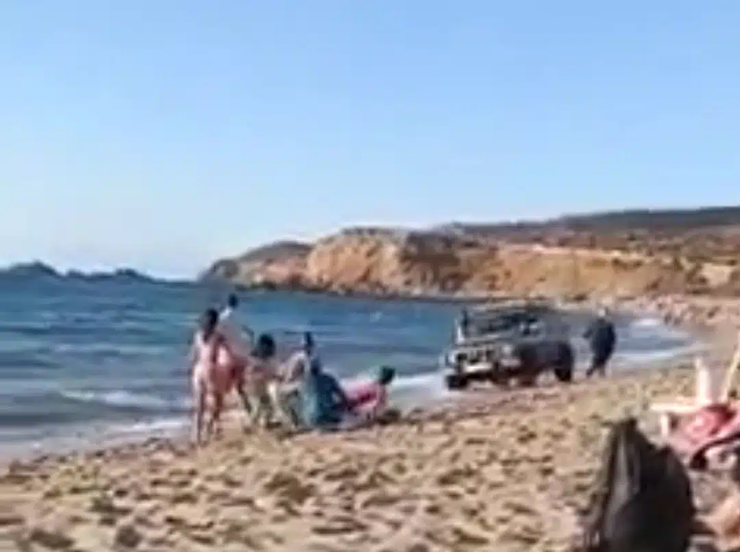 VIDÉO. Il roule en 4X4 au bord d’une plage d’Oran bondée de monde