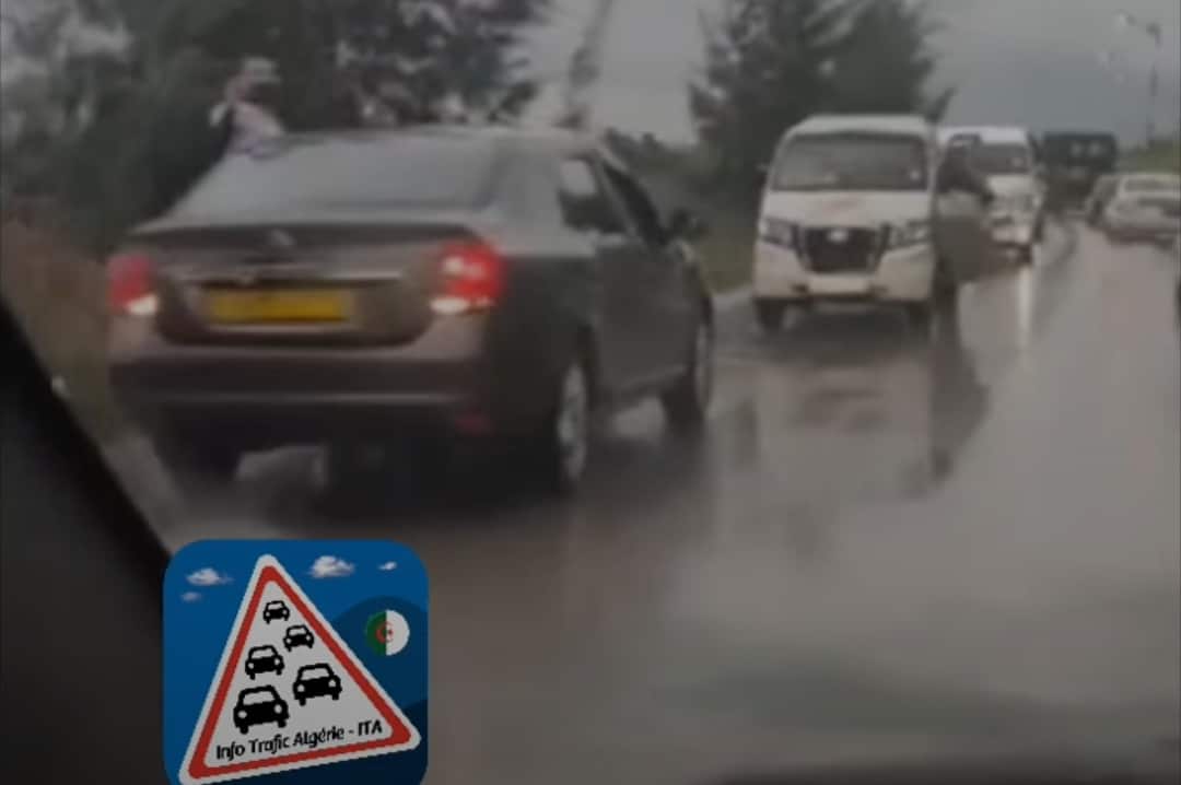 VIDEO. Une voiture roule en marche arrière dans un cortège nuptial