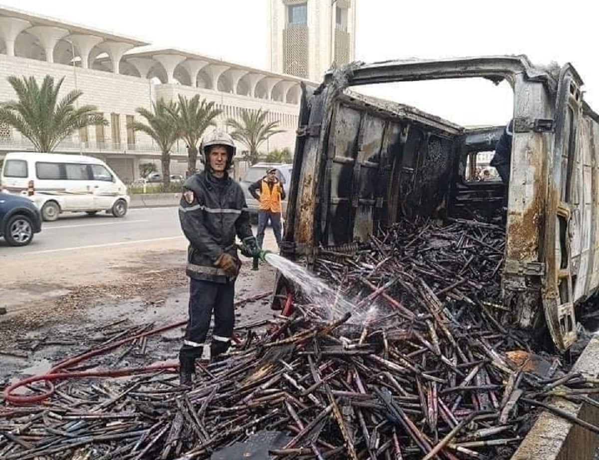 VIDÉO. Un fourgon rempli de pétards prend feu à Alger